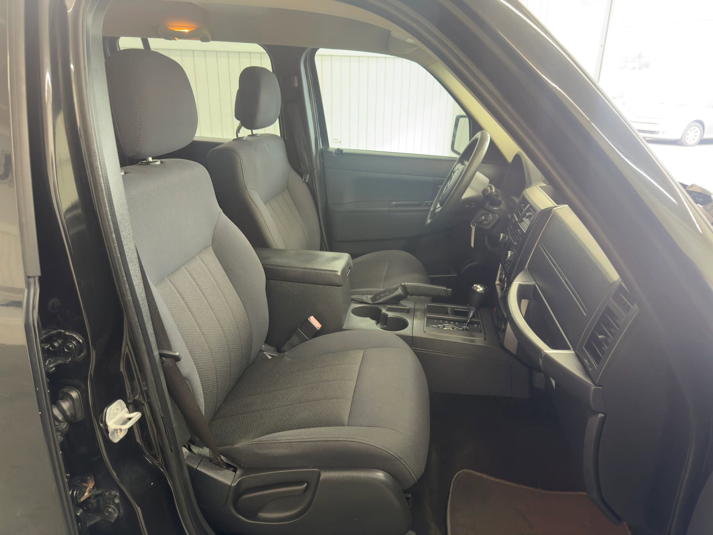 Used 2011 Jeep Liberty Sport image 9