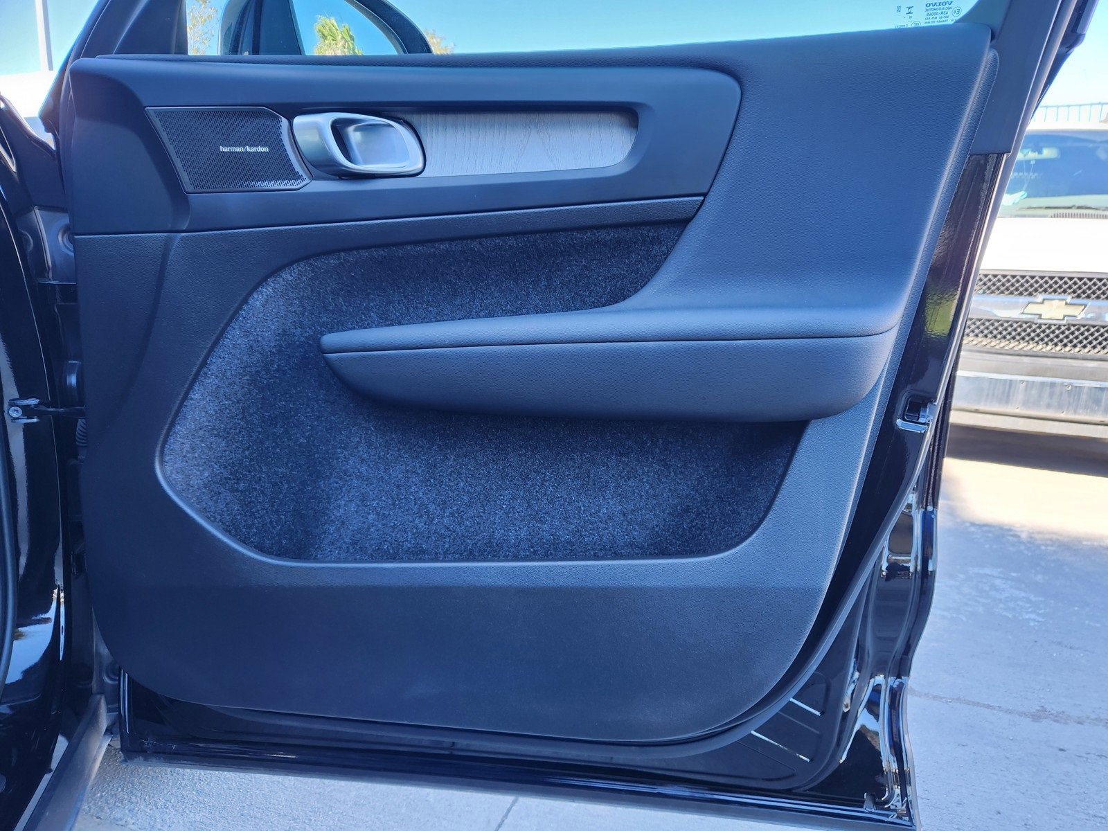 Used 2023 Volvo XC40 B4 Ultimate image 22