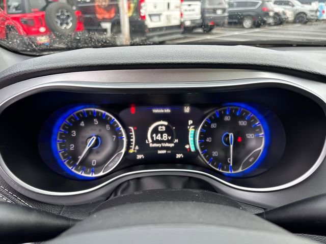 Used 2025 Chrysler Pacifica Limited FWD image 17