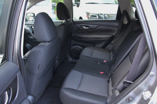 Used 2017 Nissan Rogue SV AWD/4WD image 32