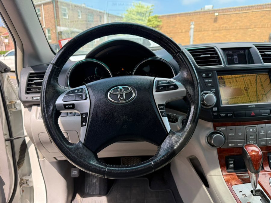 Used 2011 Toyota Highlander Limited w/ Tow Pkg AWD/4WD image 15