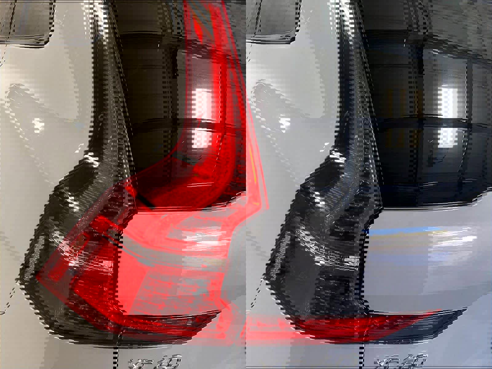 Used 2025 Volvo XC60 B5 Plus image 34