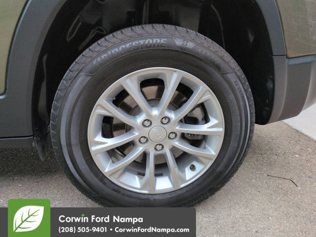 Used 2019 Jeep Cherokee Latitude w/ Cold Weather Group AWD/4WD image 32