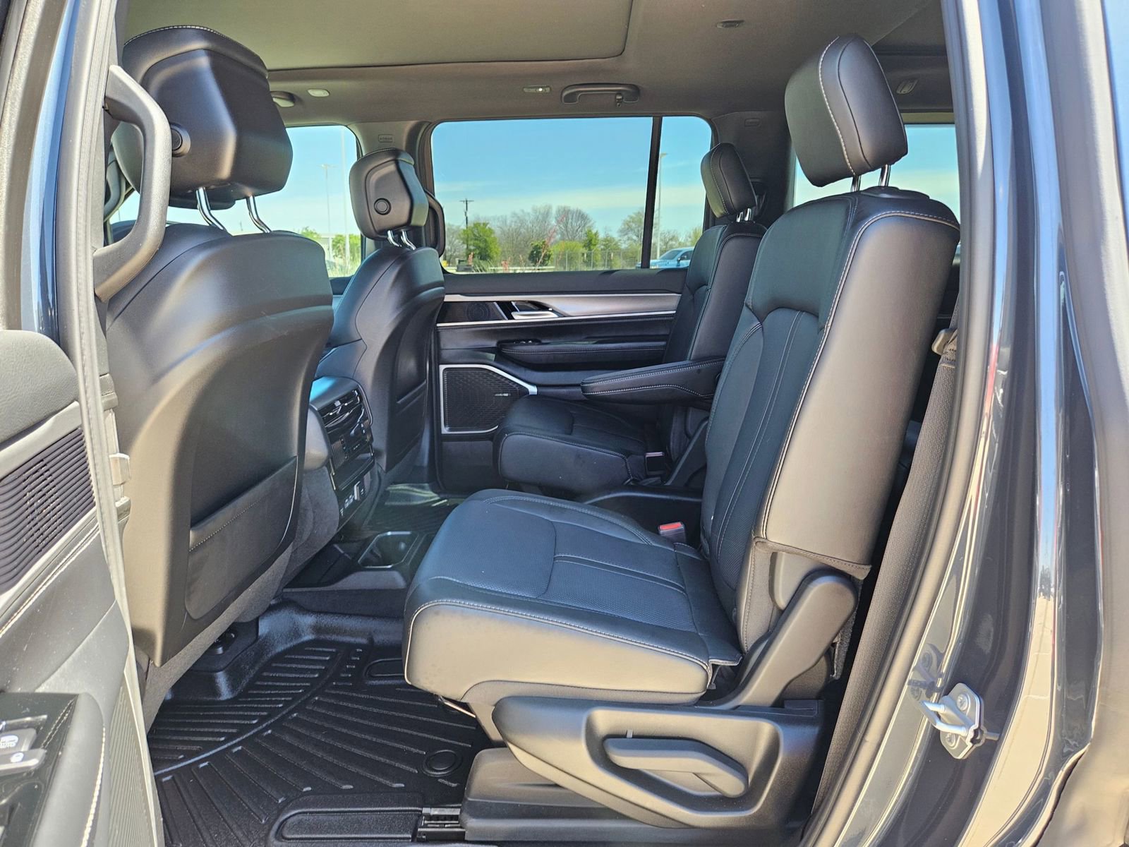 Certified 2025 Jeep Wagoneer Series II w/ Premium Group I image 14