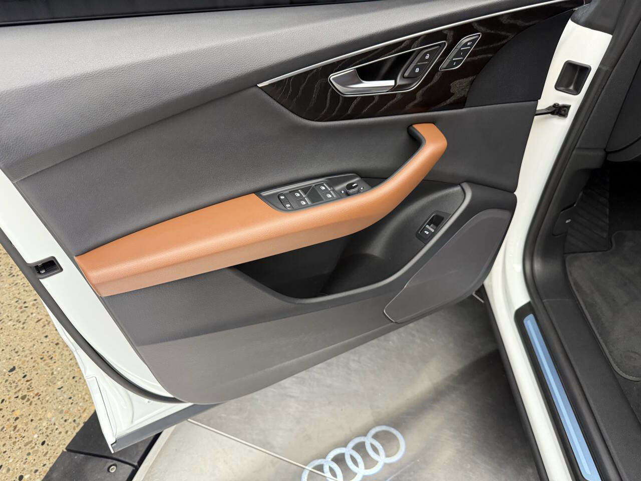 Used 2023 Audi Q8 Premium w/ Convenience Package image 18