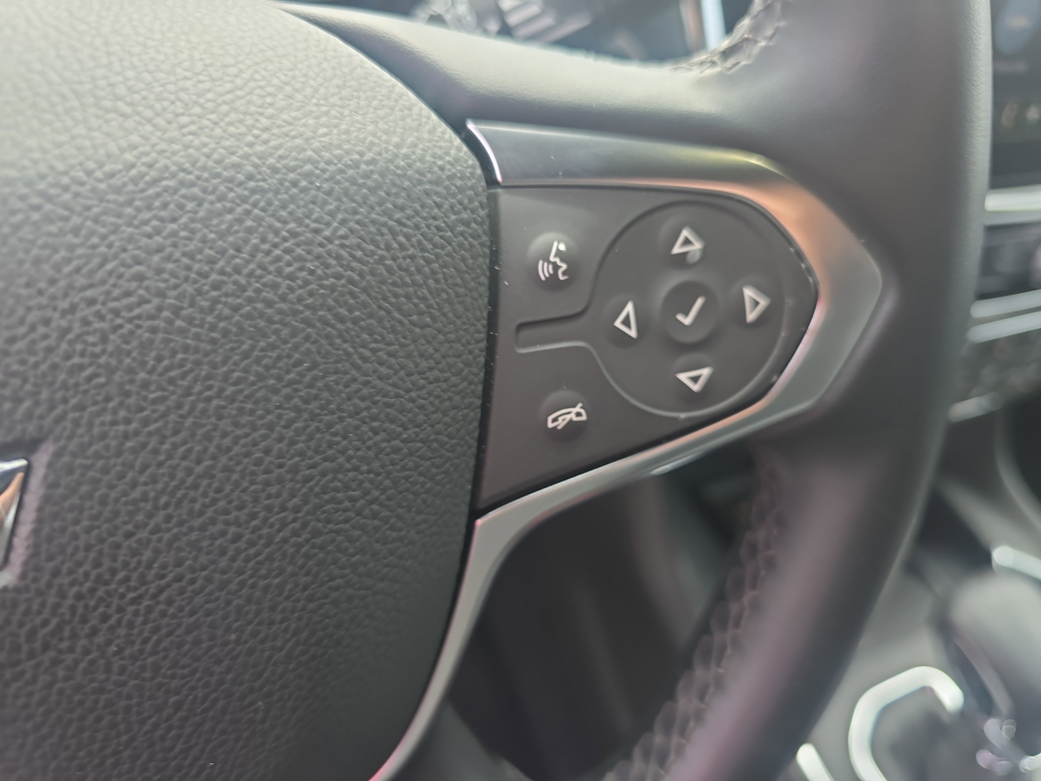 Used 2023 Chevrolet Traverse LT image 20