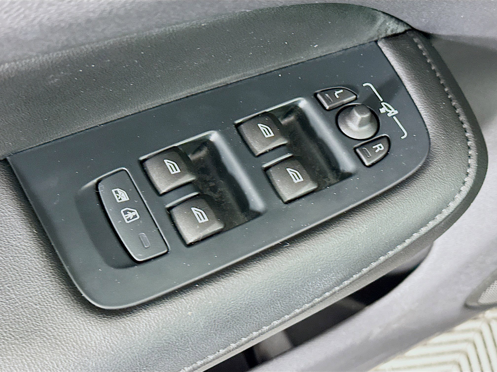 Used 2025 Volvo S60 B5 Plus image 15