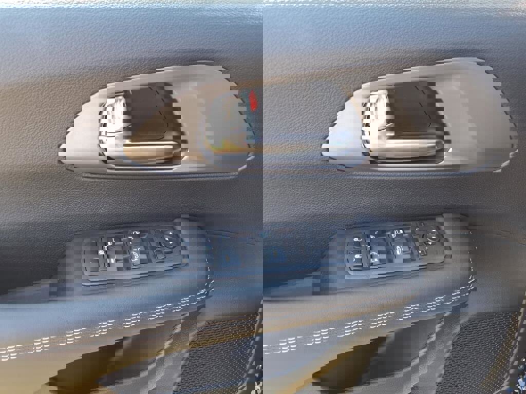 New 2025 Chrysler Voyager LX image 33