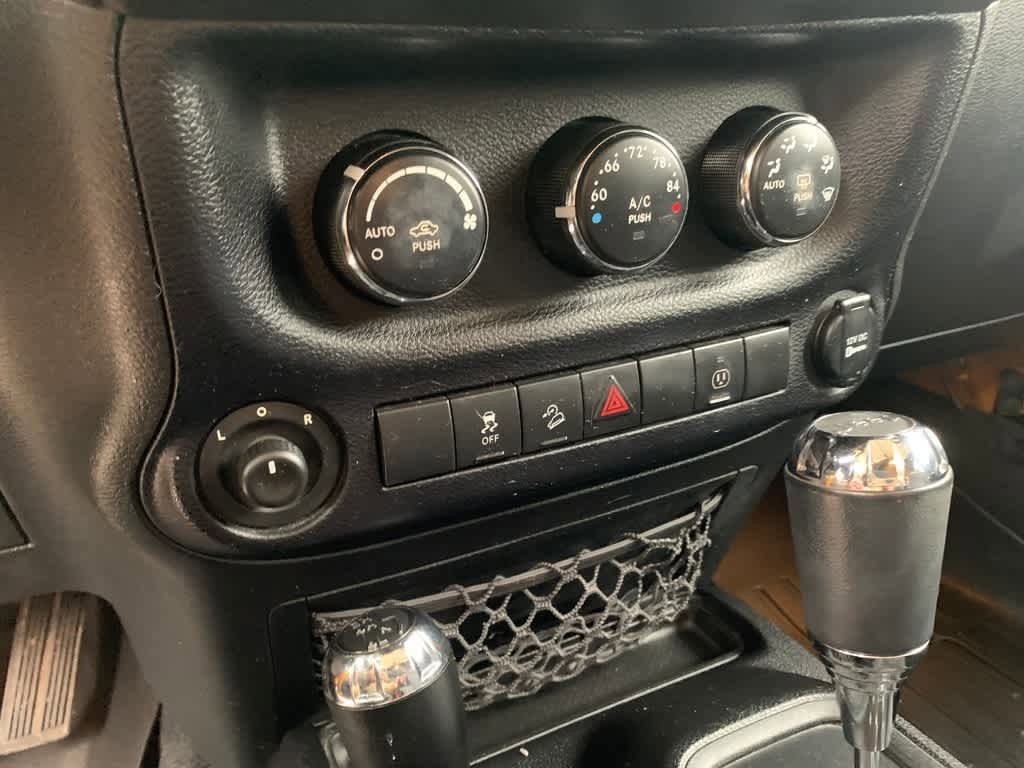 Used 2014 Jeep Wrangler Unlimited Sahara w/ Connectivity Group AWD/4WD image 12