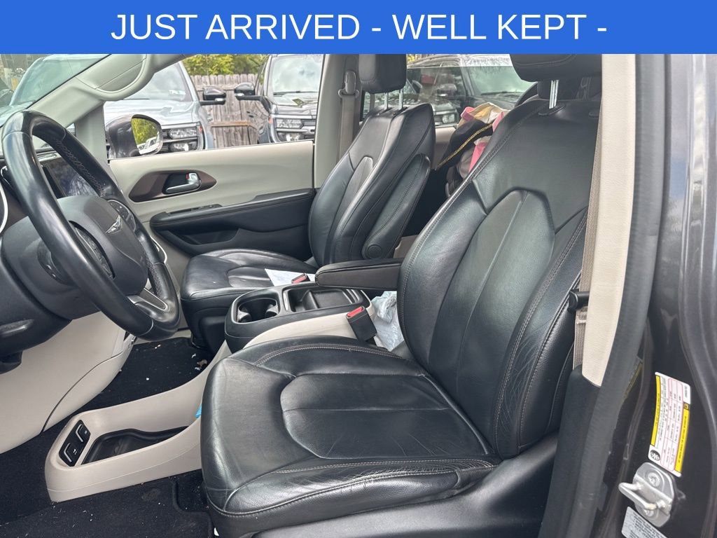 Used 2017 Chrysler Pacifica Touring-L w/ Tire & Wheel Group FWD image 7