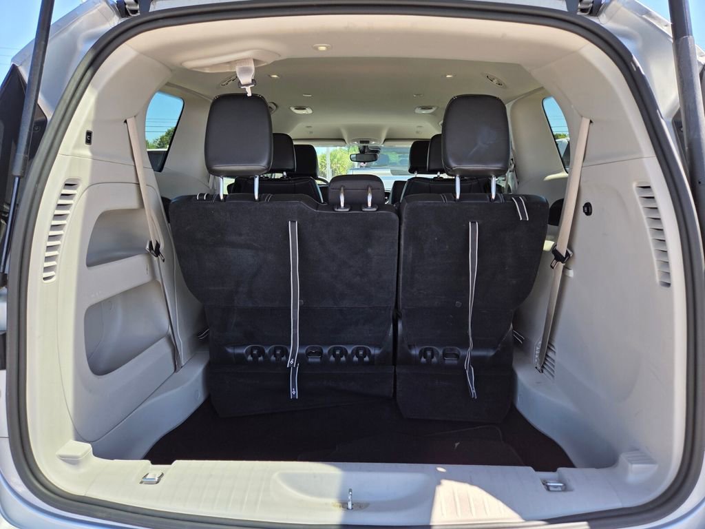 Used 2024 Chrysler Pacifica Touring-L image 16