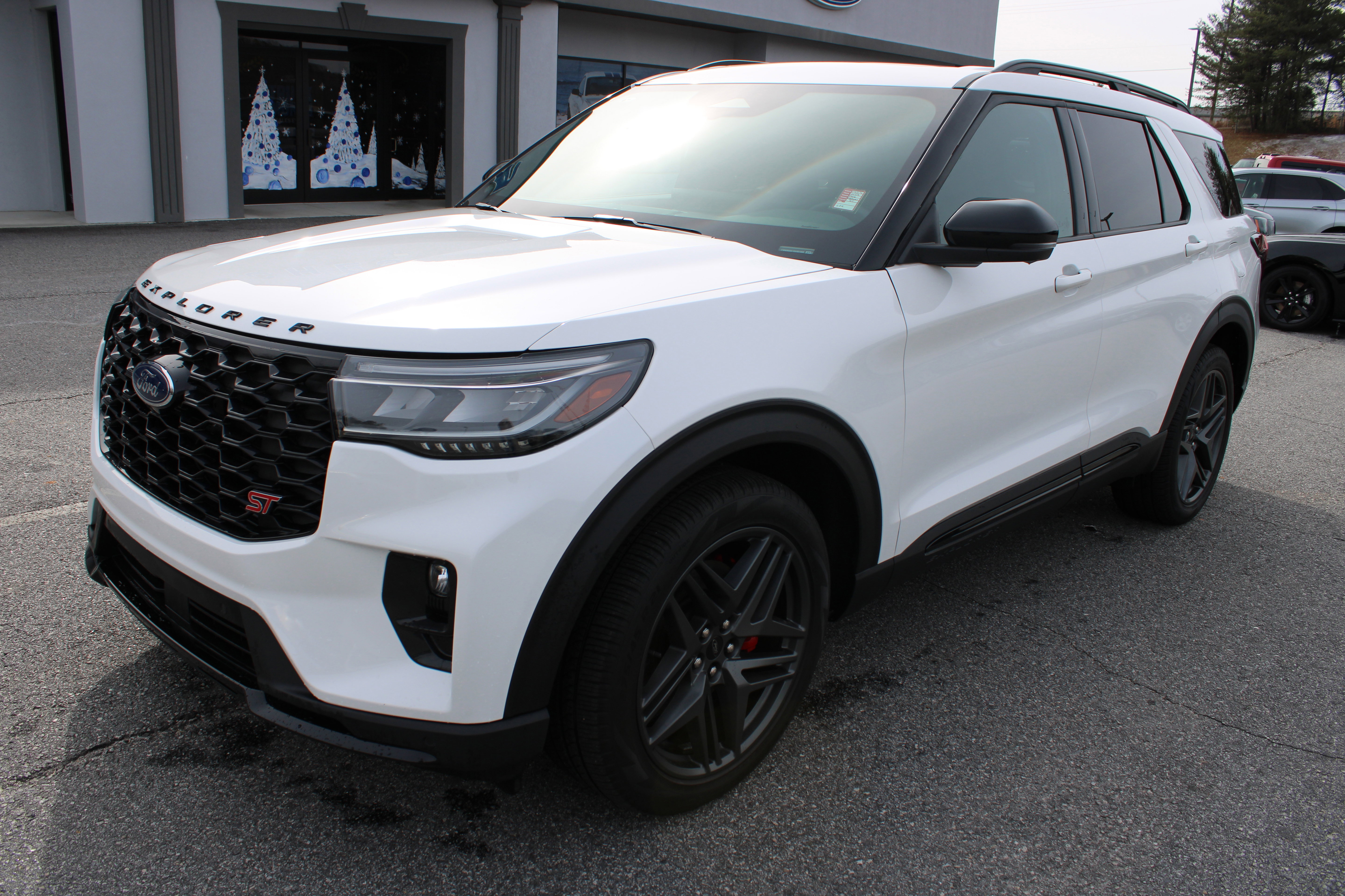 Used 2025 Ford Explorer ST image 2