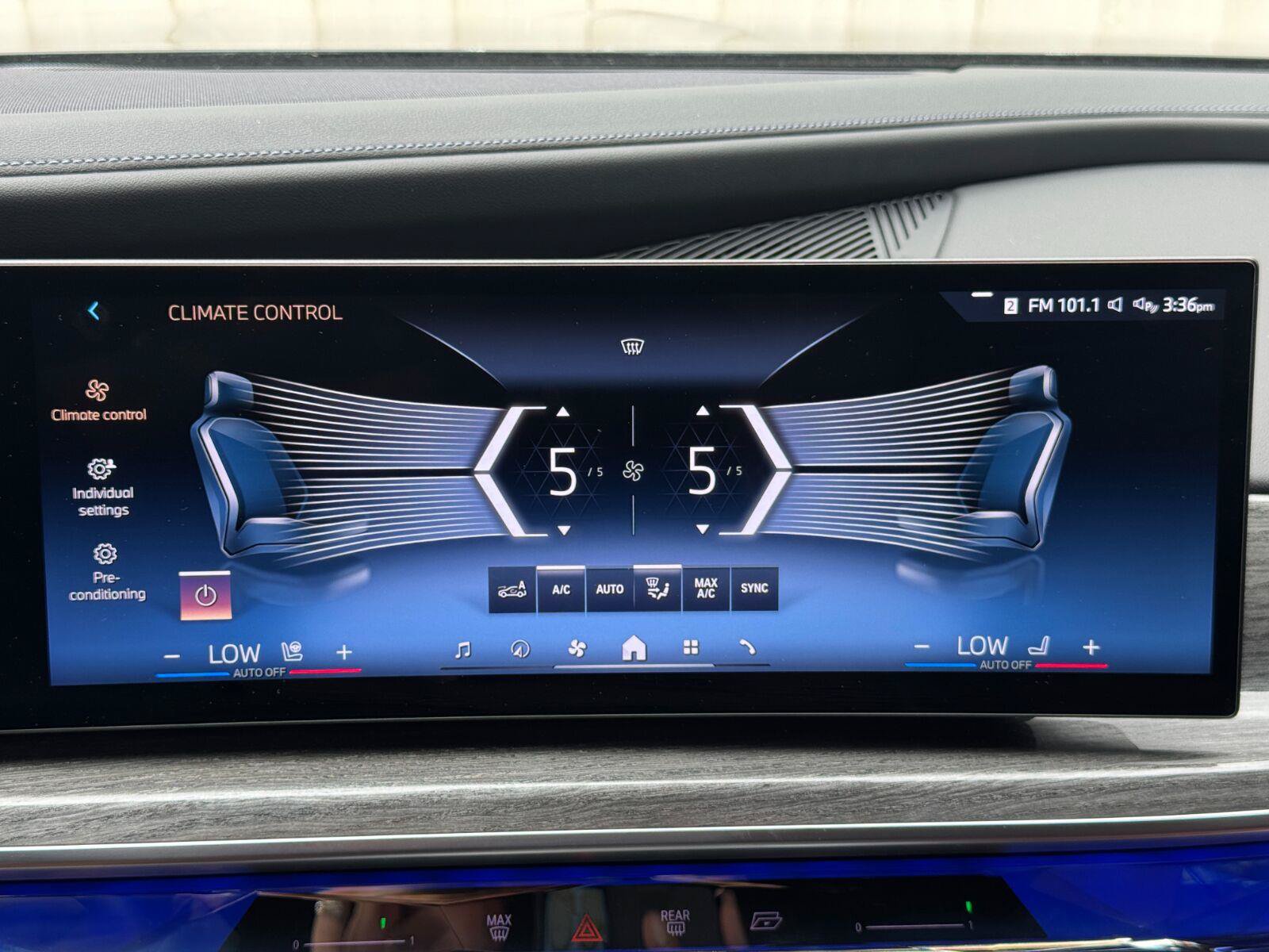 Used 2023 BMW i7 xDrive60 AWD/4WD image 27