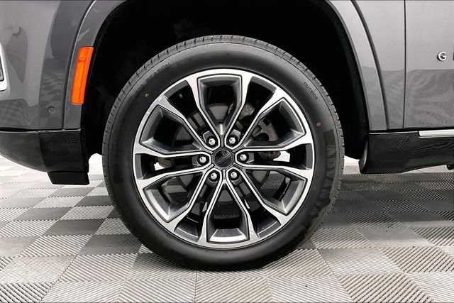 Used 2025 Jeep Grand Wagoneer L Series III w/ Rear-Seat Entertainment Group AWD/4WD image 9