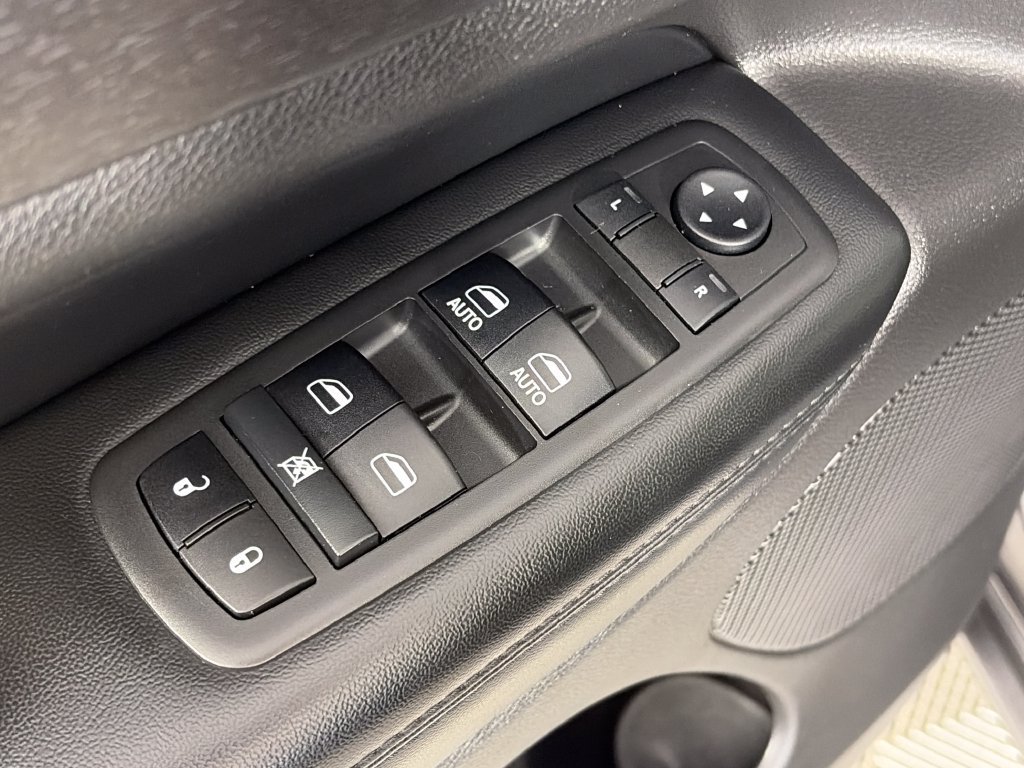 Used 2018 Jeep Grand Cherokee Altitude AWD/4WD image 25
