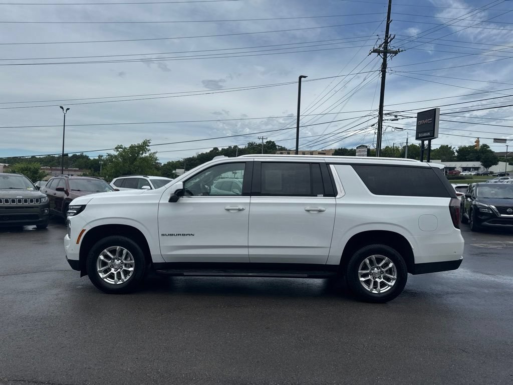 Used 2025 Chevrolet Suburban LT RWD image 4