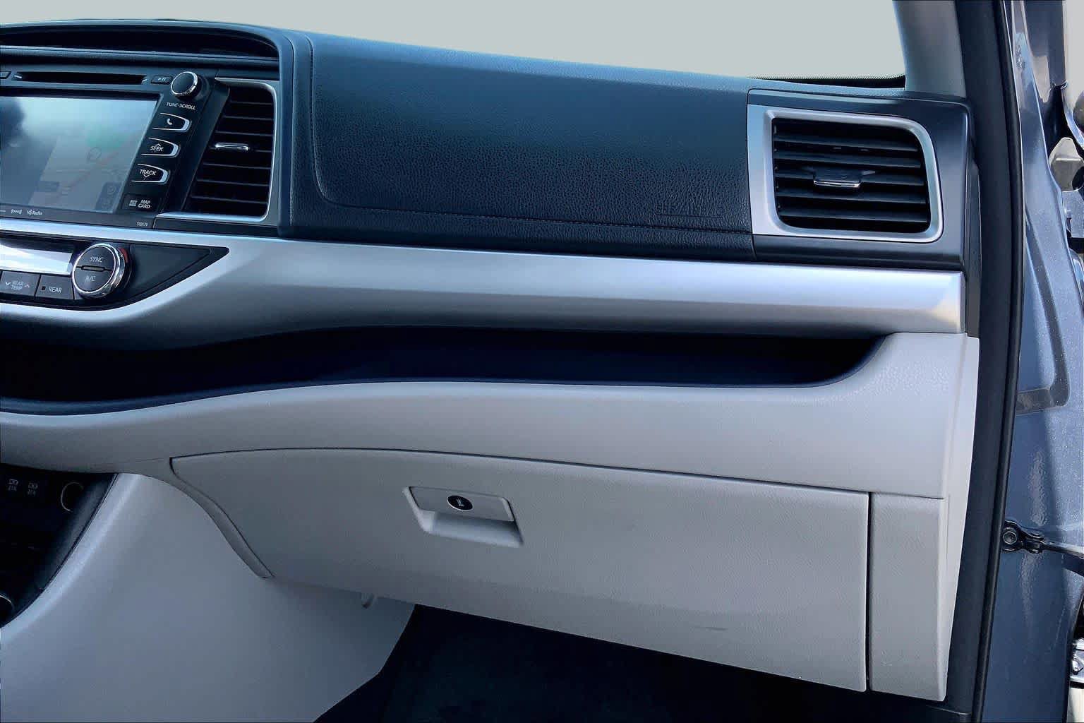 Used 2018 Toyota Highlander XLE FWD image 18