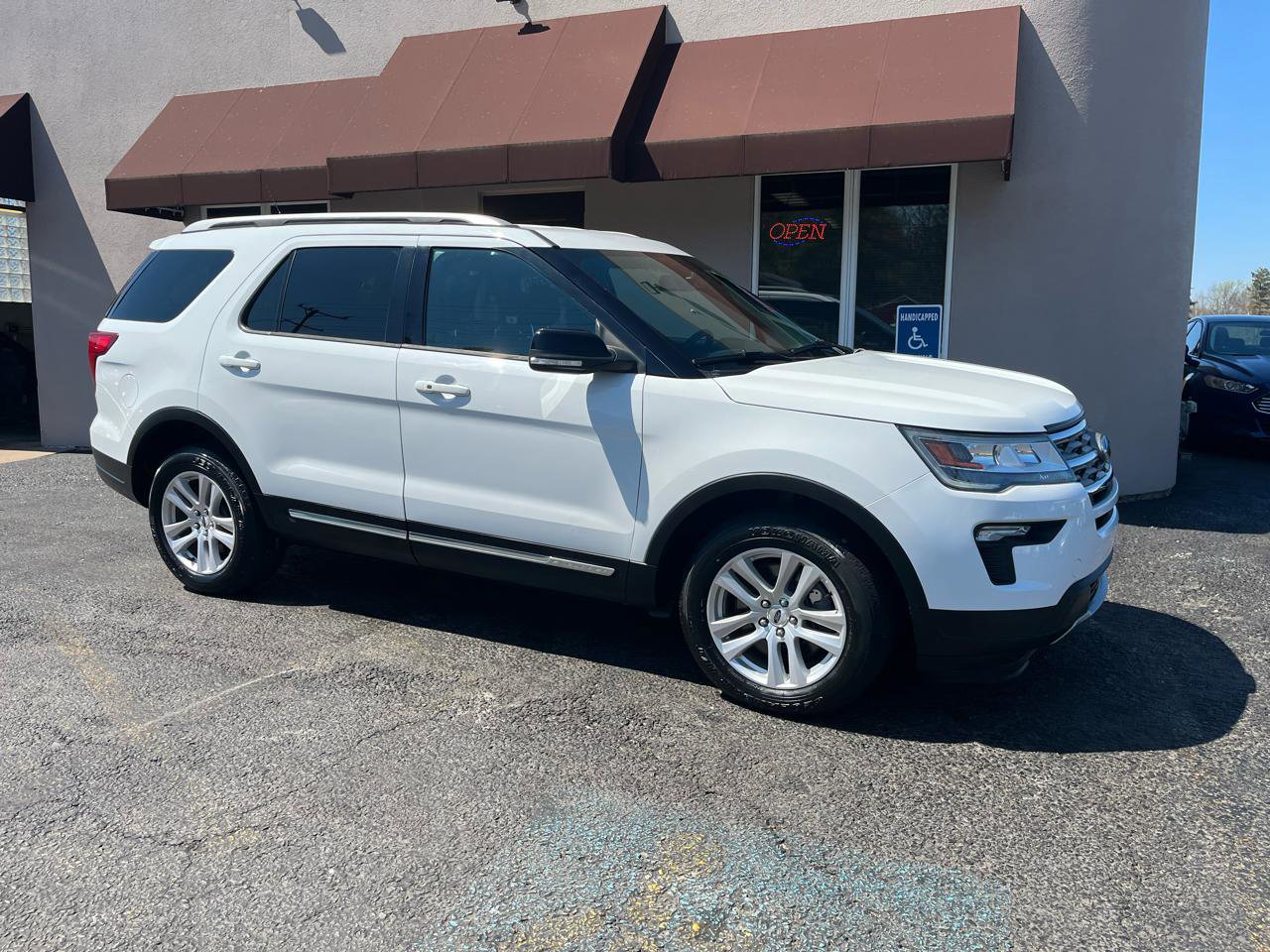 Used 2018 Ford Explorer XLT w/ Equipment Group 201A AWD/4WD image 4