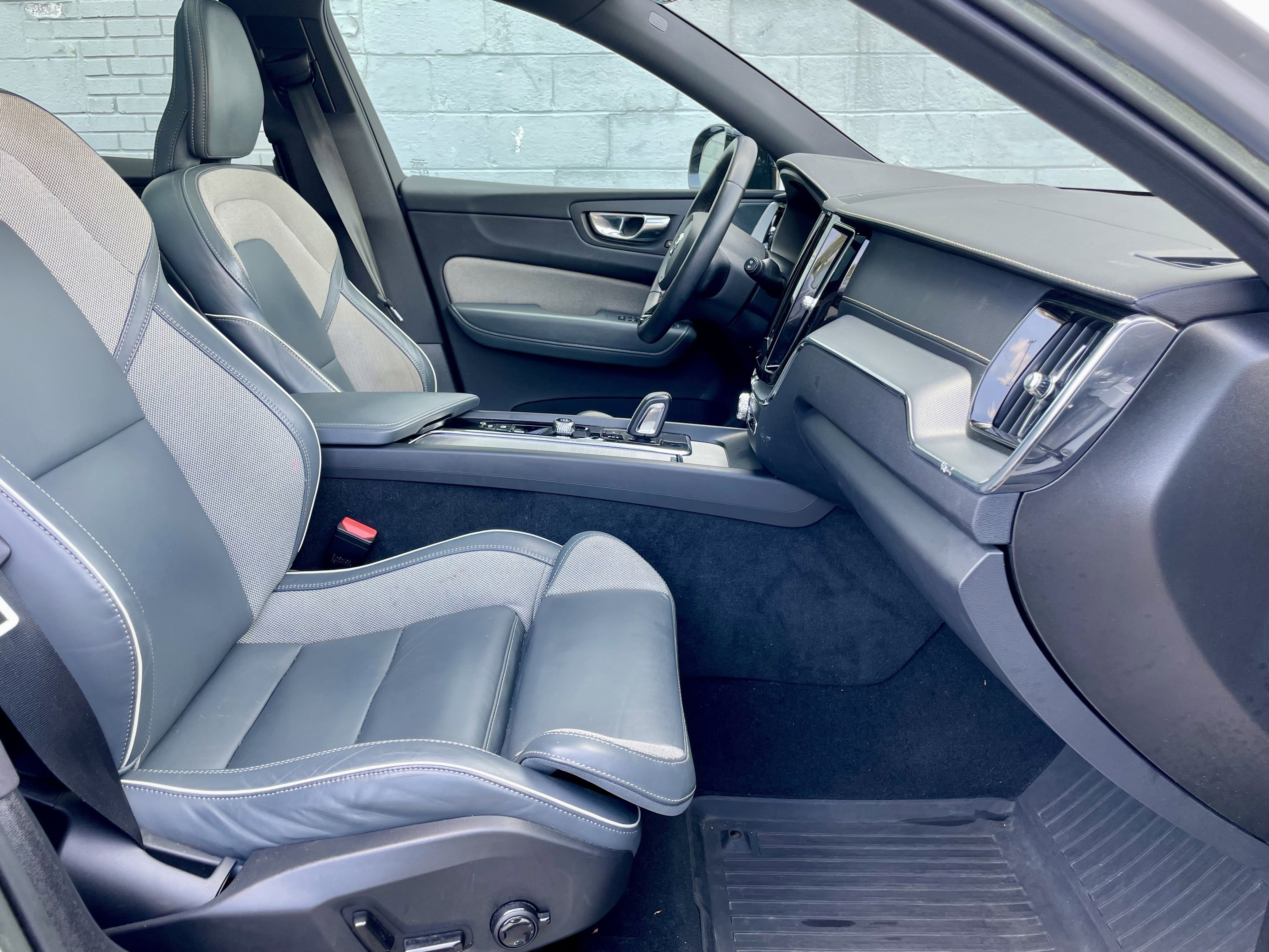 Used 2022 Volvo XC60 B6 R-Design w/ Advanced Package image 15