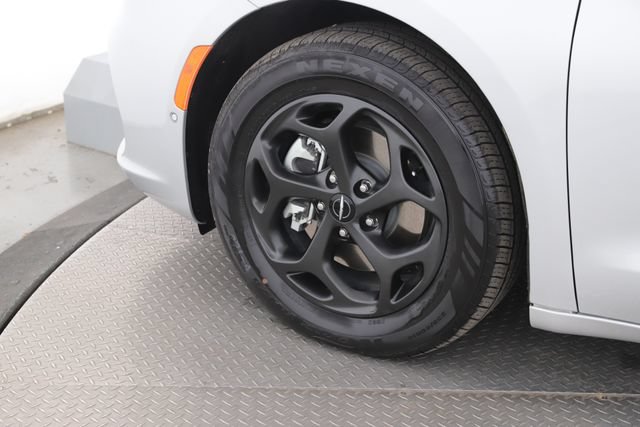 Used 2024 Chrysler Pacifica Premium FWD image 13