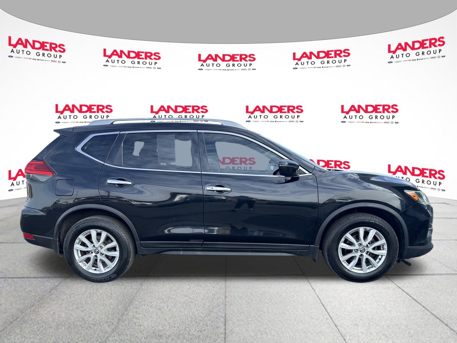 Used 2017 Nissan Rogue SV image 2