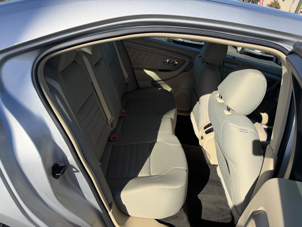 Used 2018 Ford Taurus SE FWD image 23