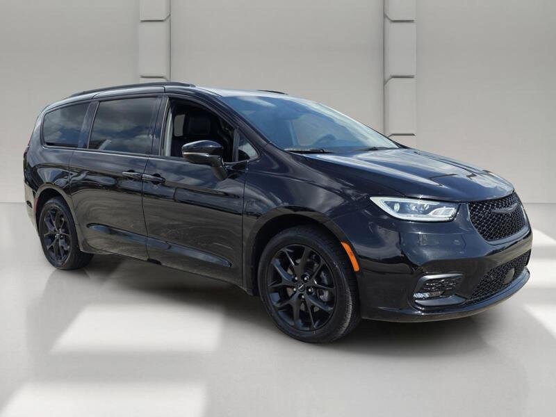 Used 2024 Chrysler Pacifica Touring-L w/ S Appearance Package AWD/4WD image 7