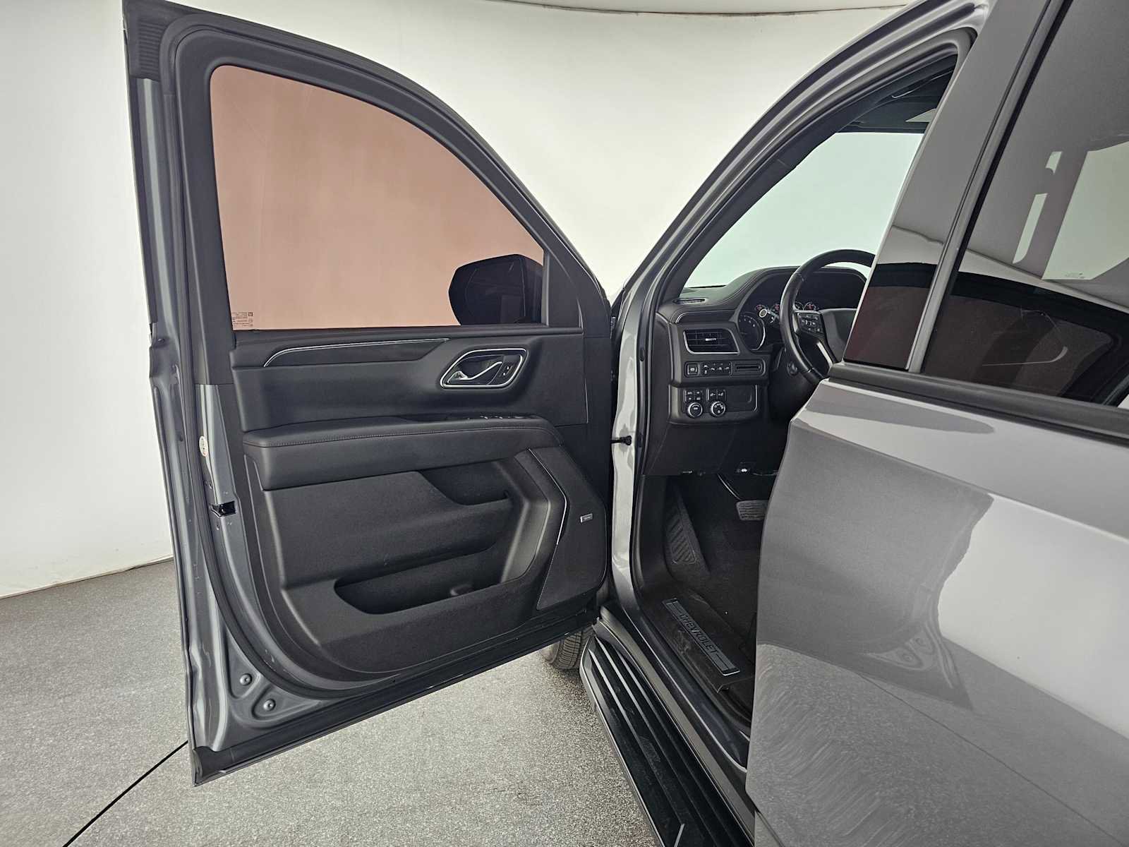 Used 2021 Chevrolet Suburban RST w/ Luxury Package image 22