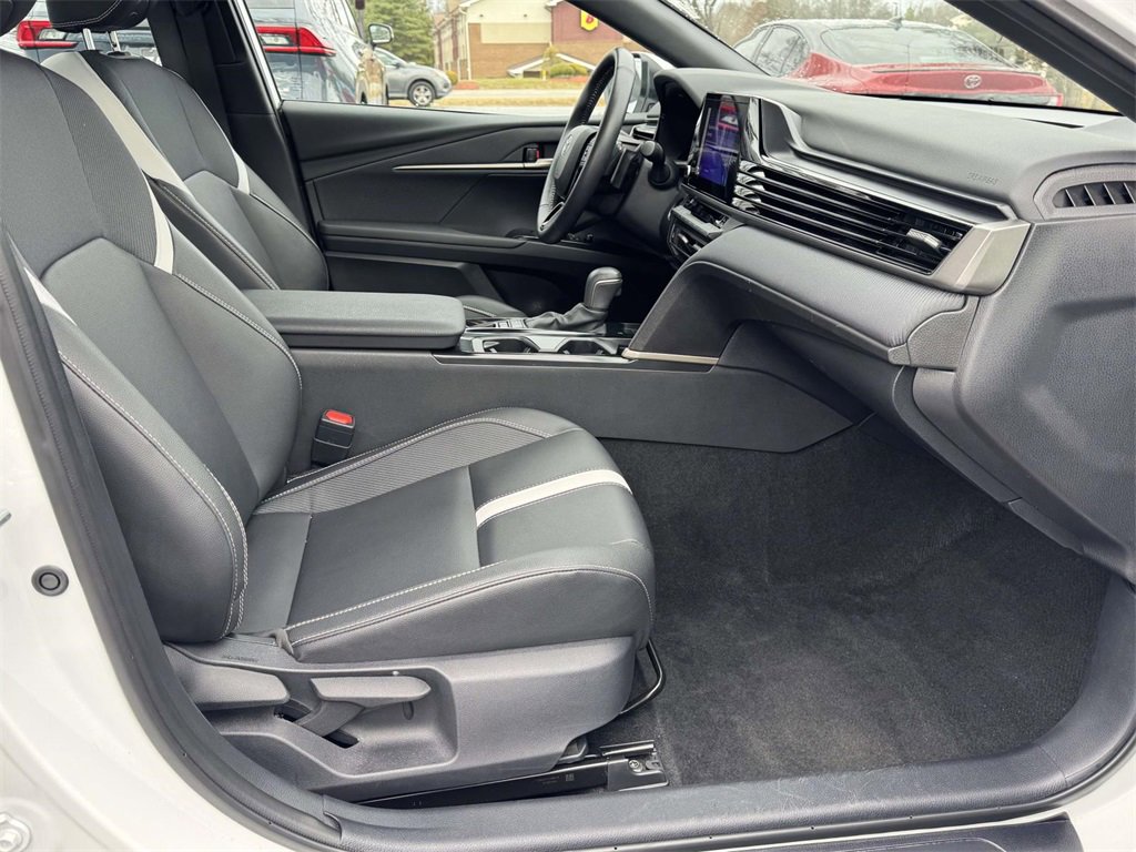 Used 2025 Toyota Camry SE image 14