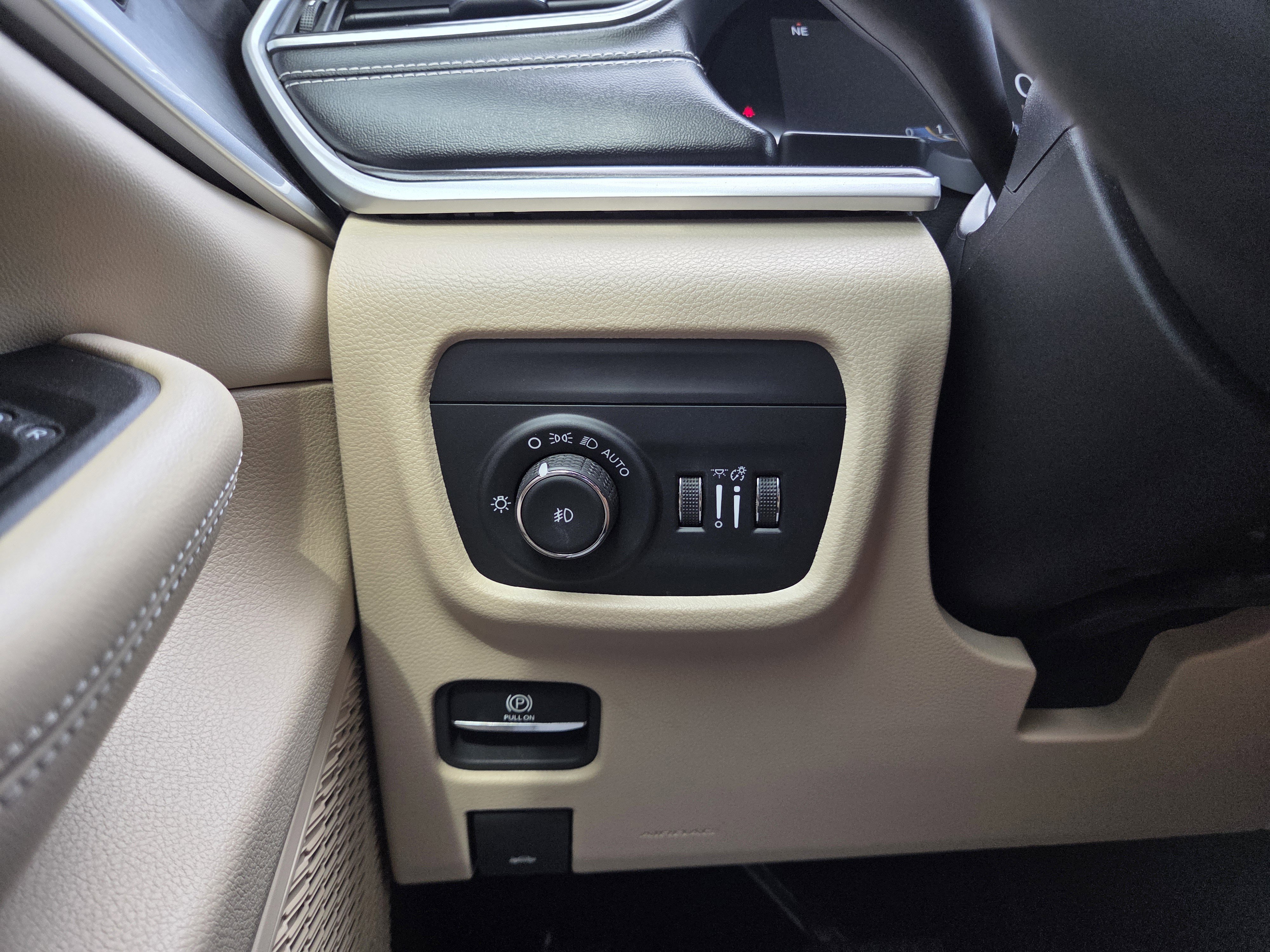 Used 2024 Jeep Grand Cherokee L Limited w/ Black Appearance Package image 38