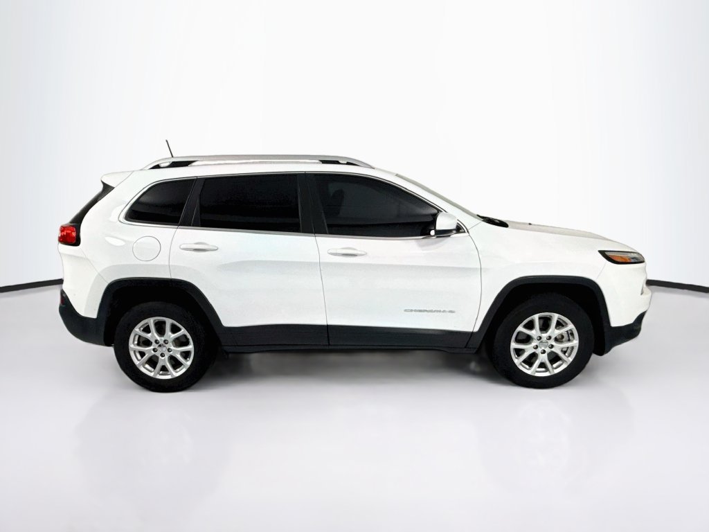 Used 2017 Jeep Cherokee Latitude w/ Cold Weather Group AWD/4WD image 4