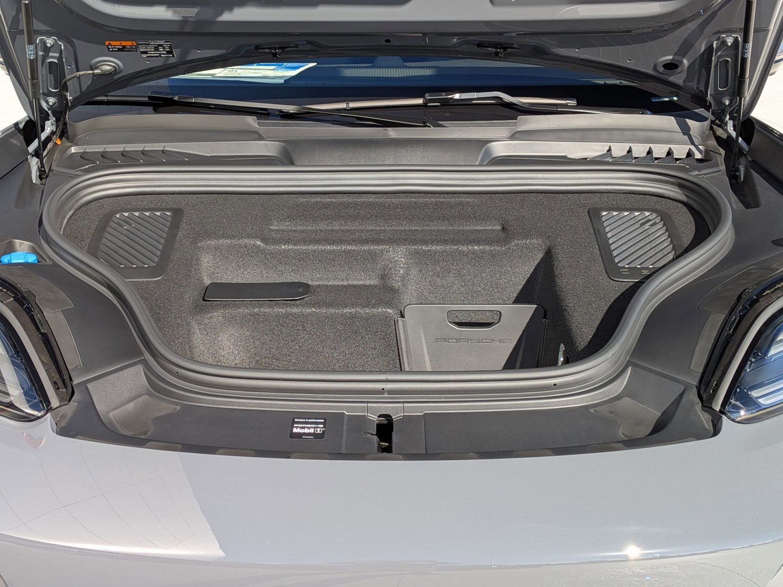 New 2025 Porsche Macan Turbo Electric AWD/4WD image 29