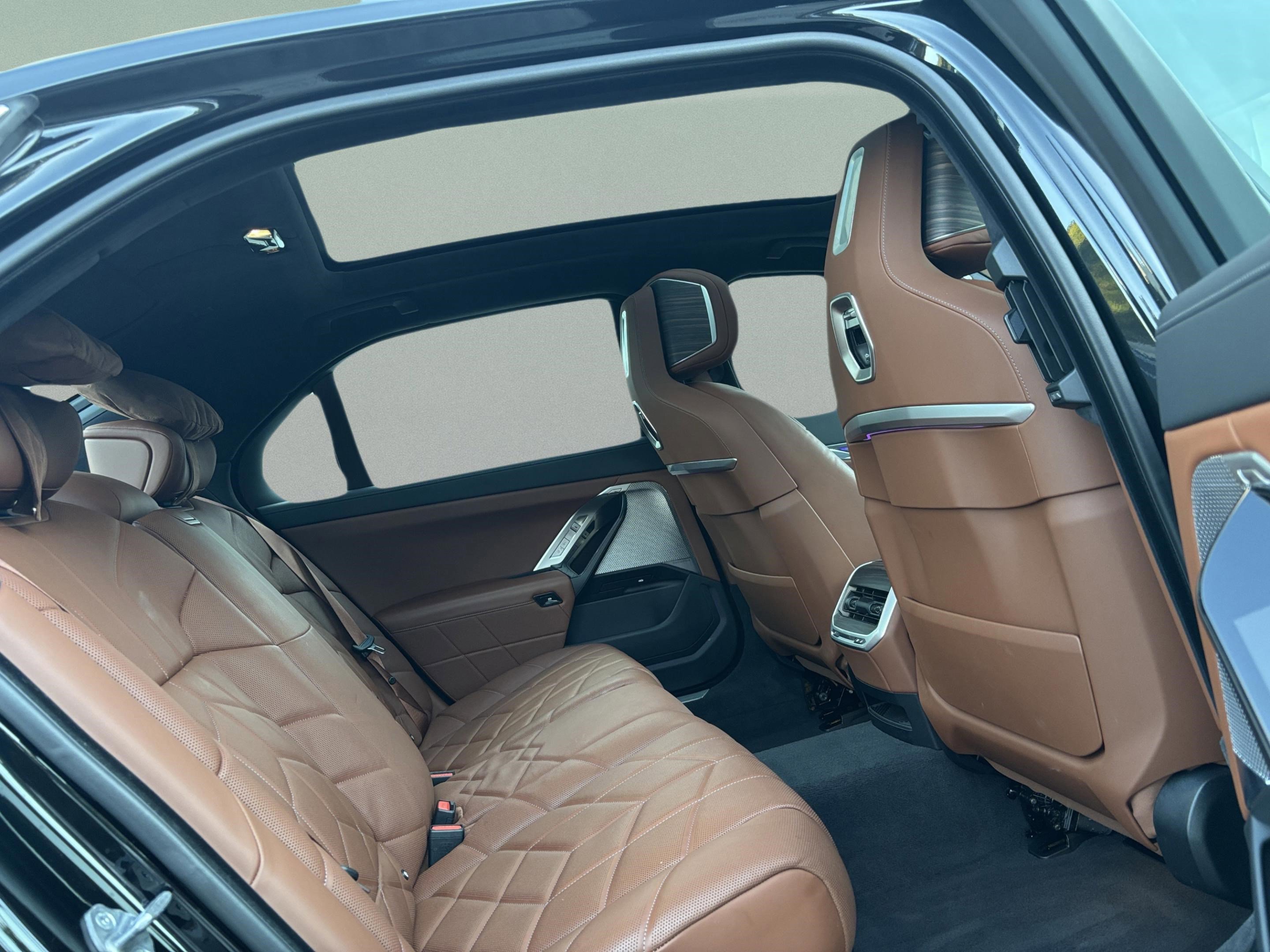 Used 2024 BMW i7 eDrive50 w/ Executive Package image 33