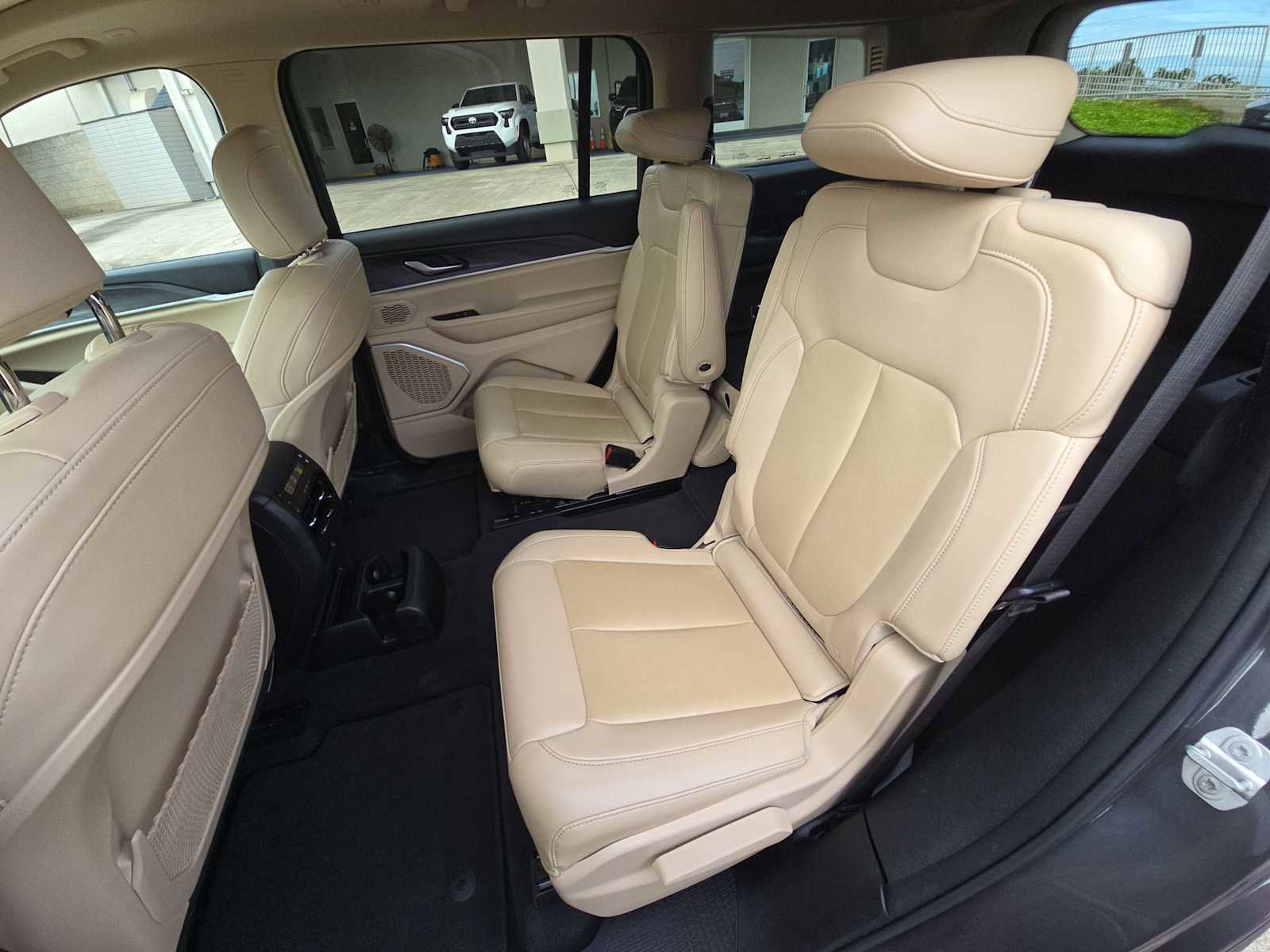 Used 2022 Jeep Grand Cherokee L Limited AWD/4WD image 26