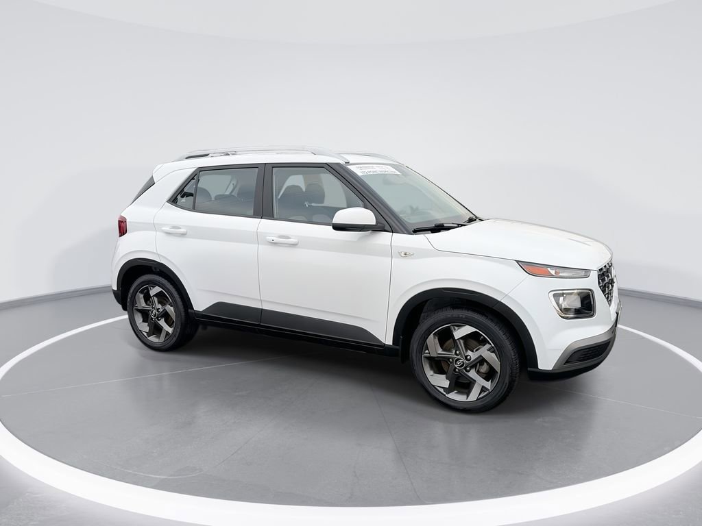 Used 2024 Hyundai Venue SEL image 2