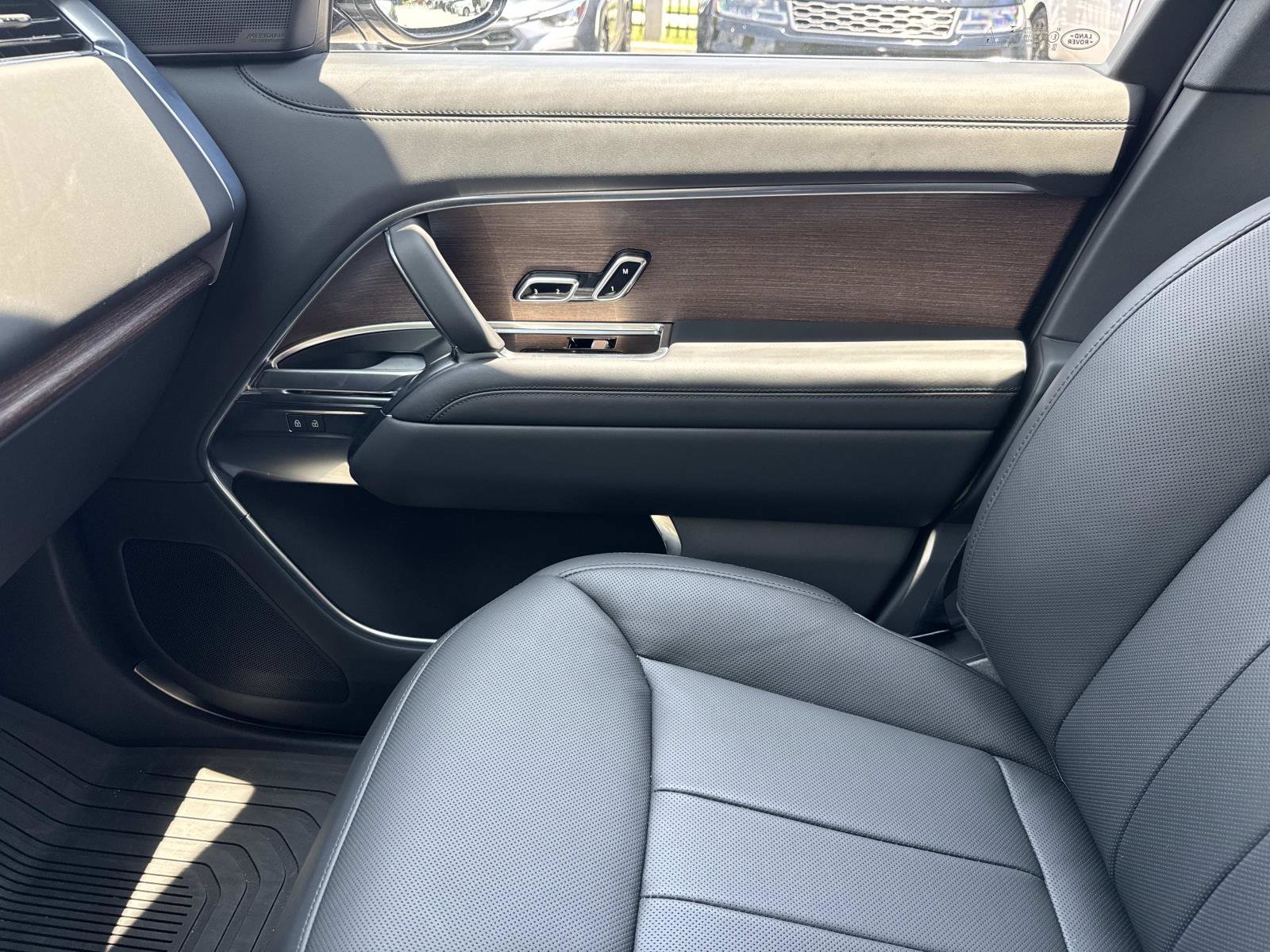 Certified 2025 Land Rover Range Rover SE AWD/4WD image 24