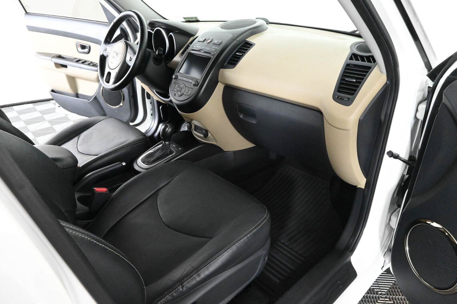 Used 2013 Kia Soul ! w/ Premium Pkg FWD image 10