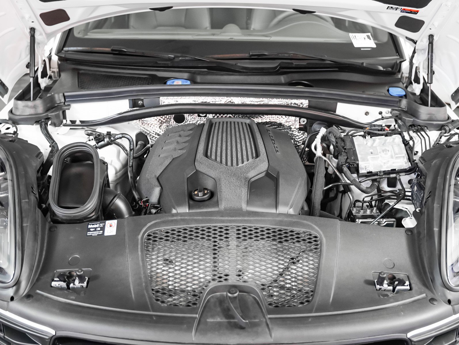 Certified 2025 Porsche Macan AWD/4WD image 13