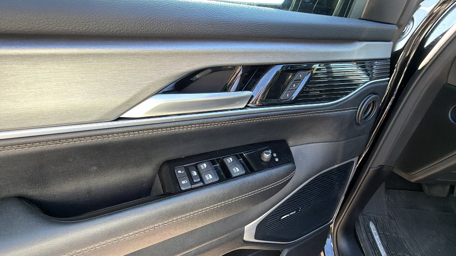 Certified 2024 Jeep Wagoneer L Series II AWD/4WD image 15