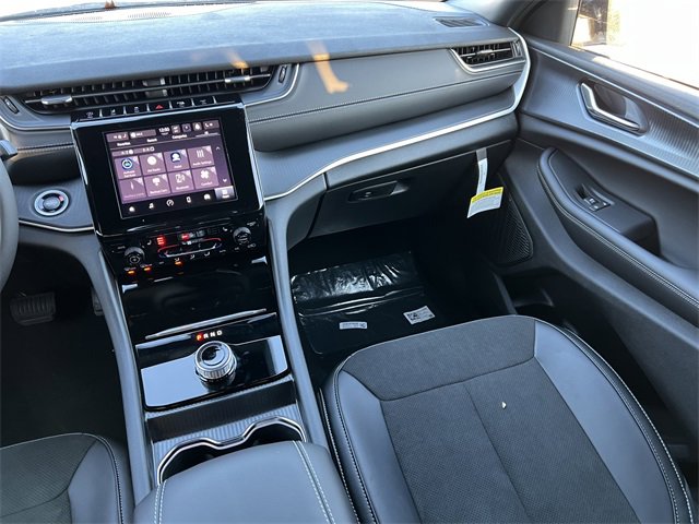 New 2025 Jeep Grand Cherokee Altitude image 31