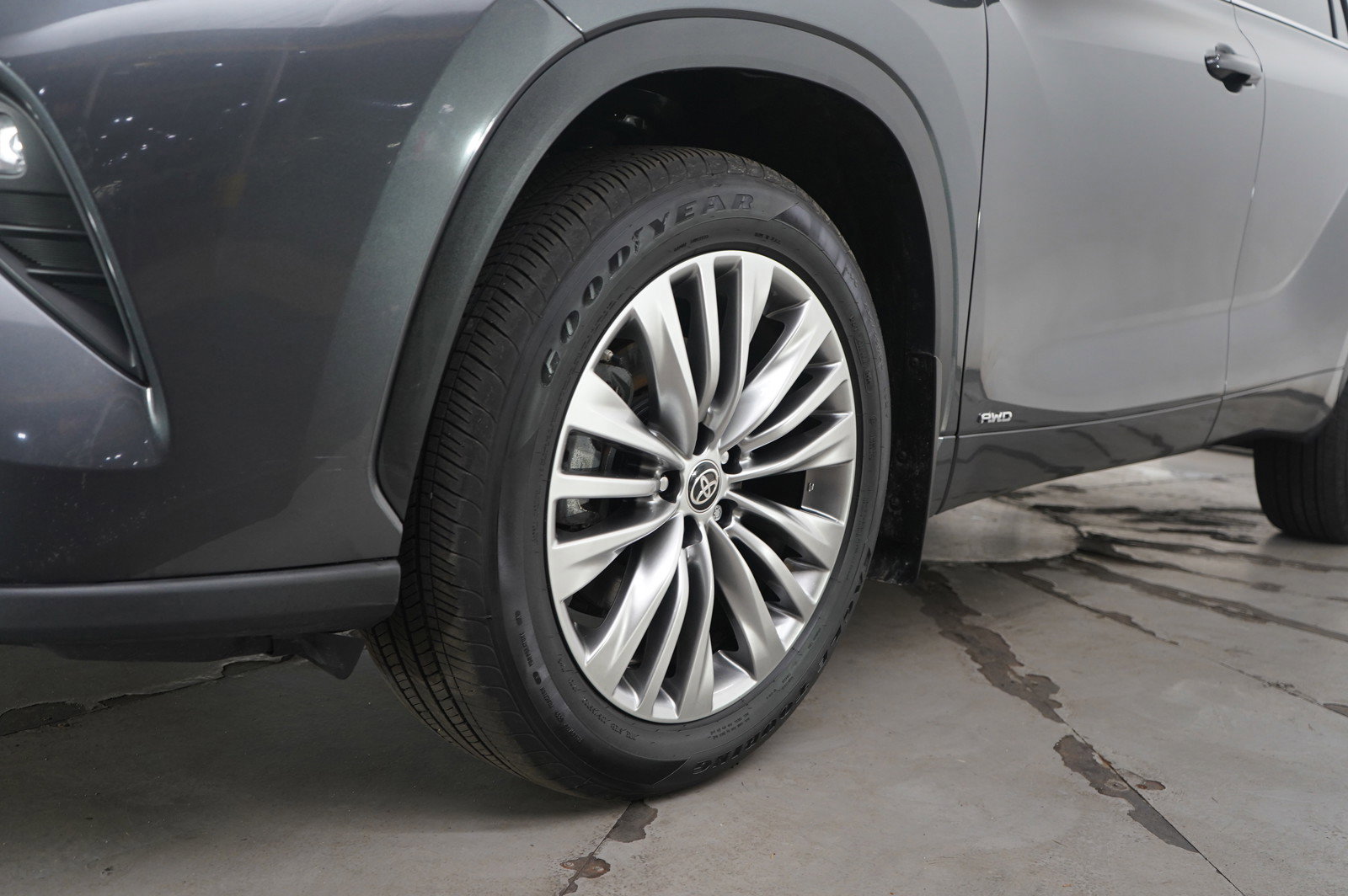 Used 2025 Toyota Highlander Platinum image 24