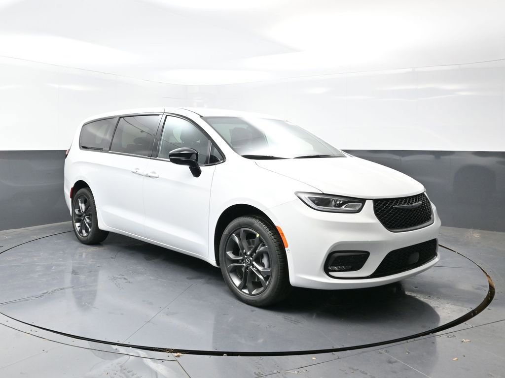 New 2026 Chrysler Pacifica Select image 3