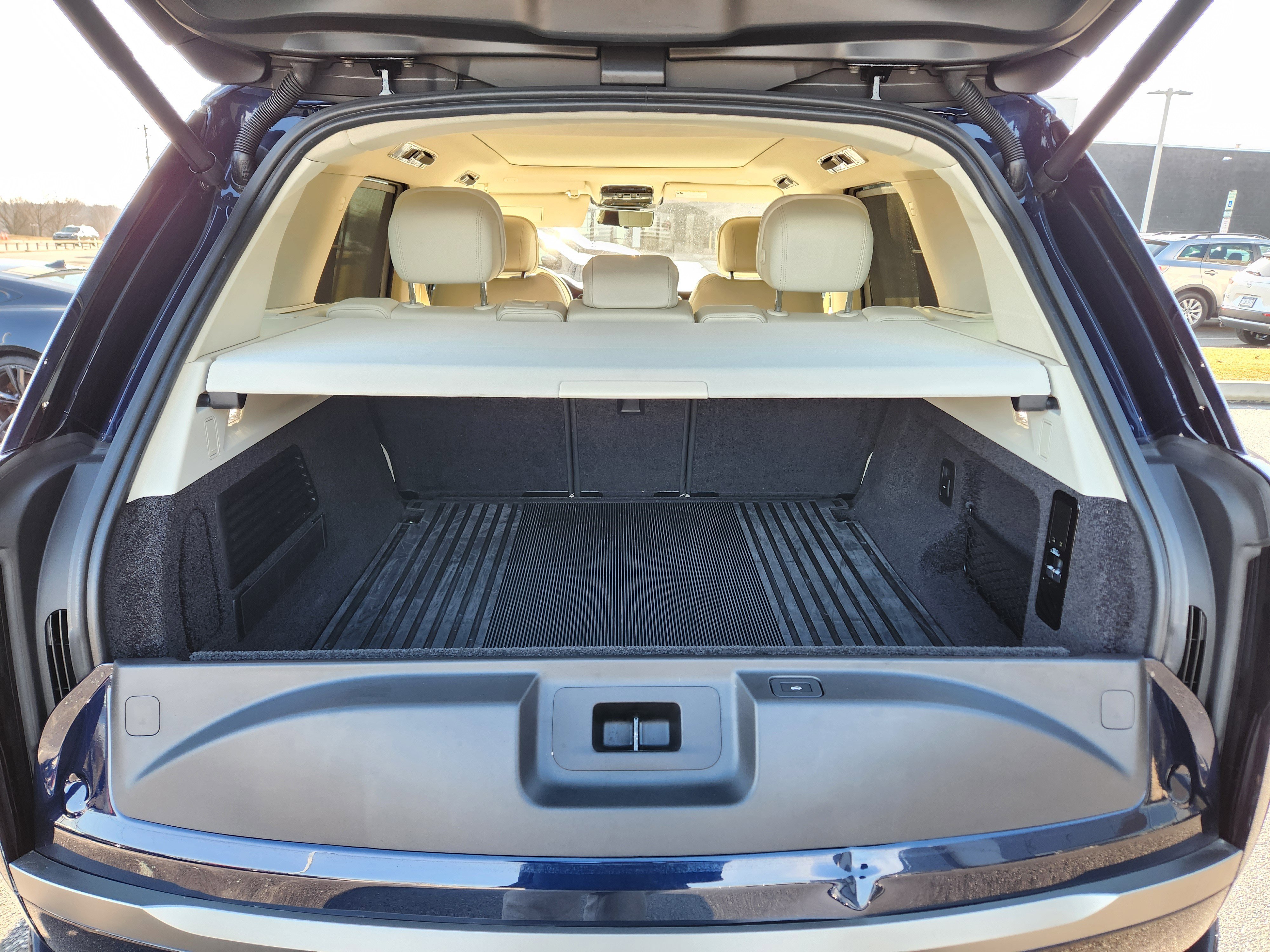 Used 2023 Land Rover Range Rover SE image 8