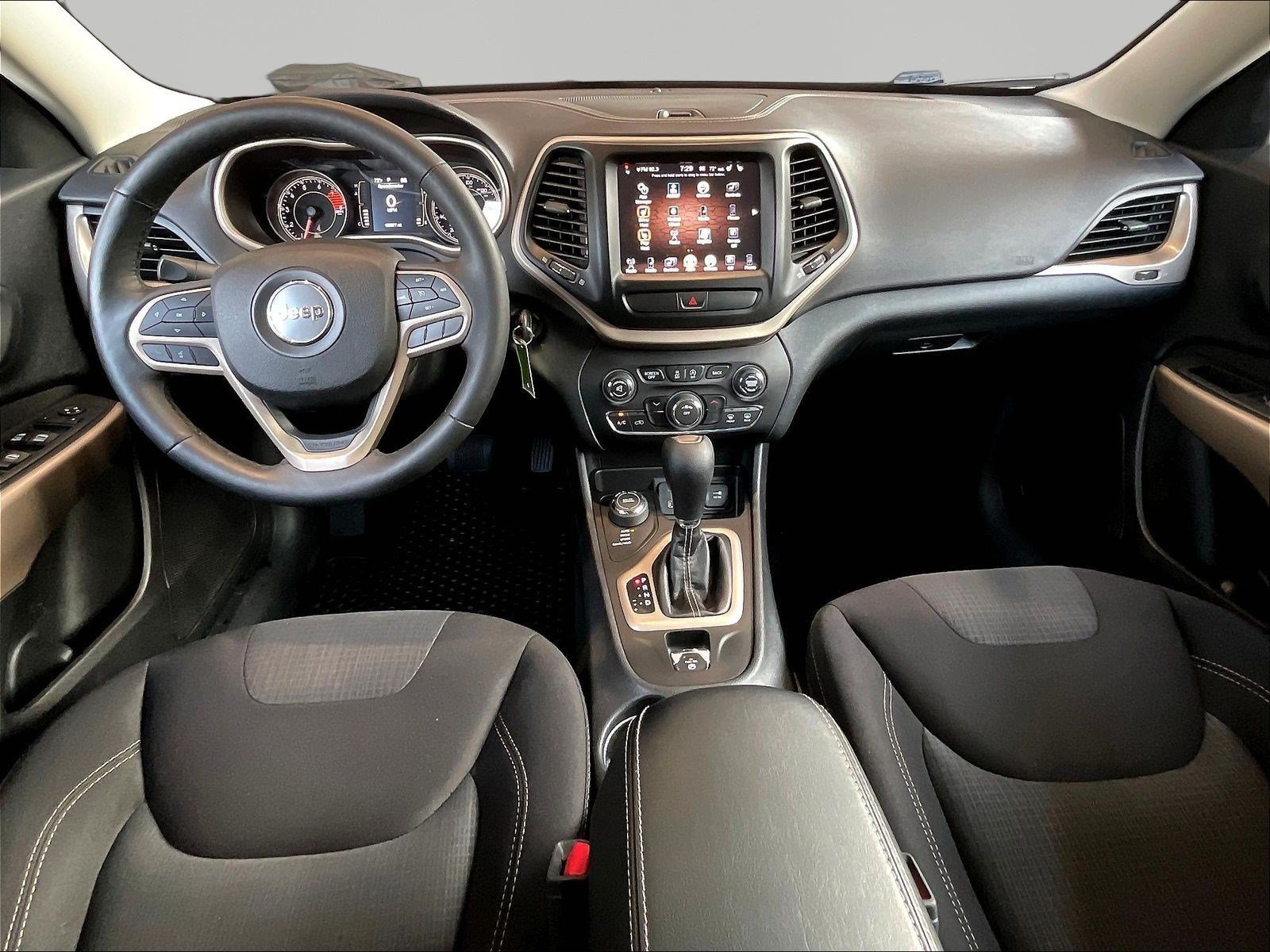 Used 2017 Jeep Cherokee Latitude w/ Cold Weather Group AWD/4WD image 7