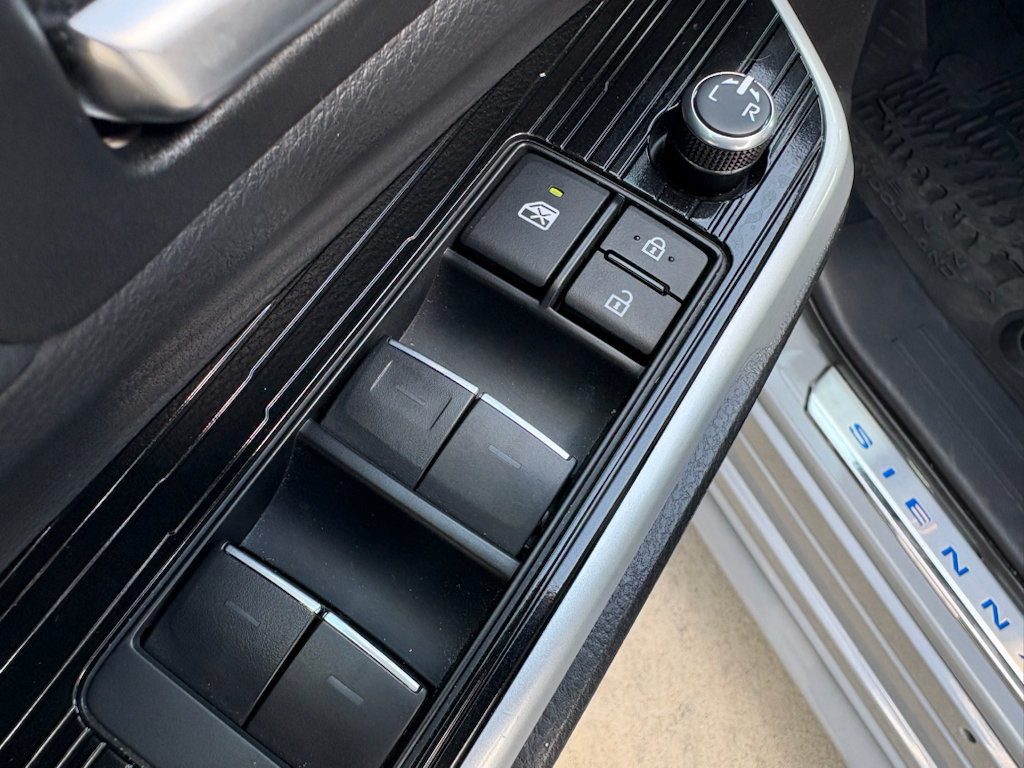 Used 2025 Toyota Sienna XLE Woodland Edition AWD/4WD image 11