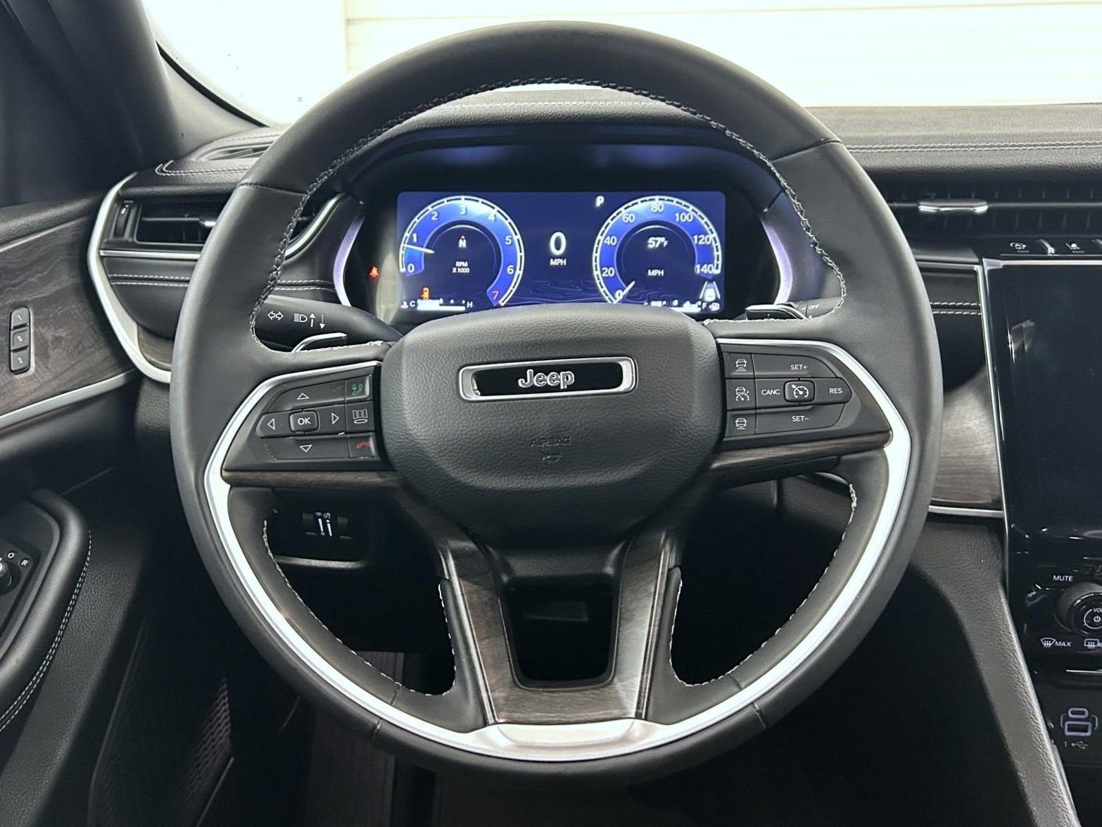 Certified 2024 Jeep Grand Cherokee Limited image 11