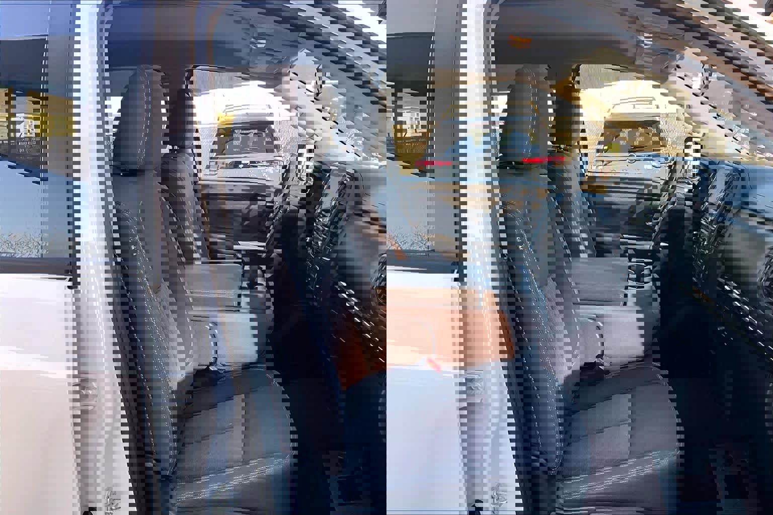 Used 2022 Nissan Titan SV image 9