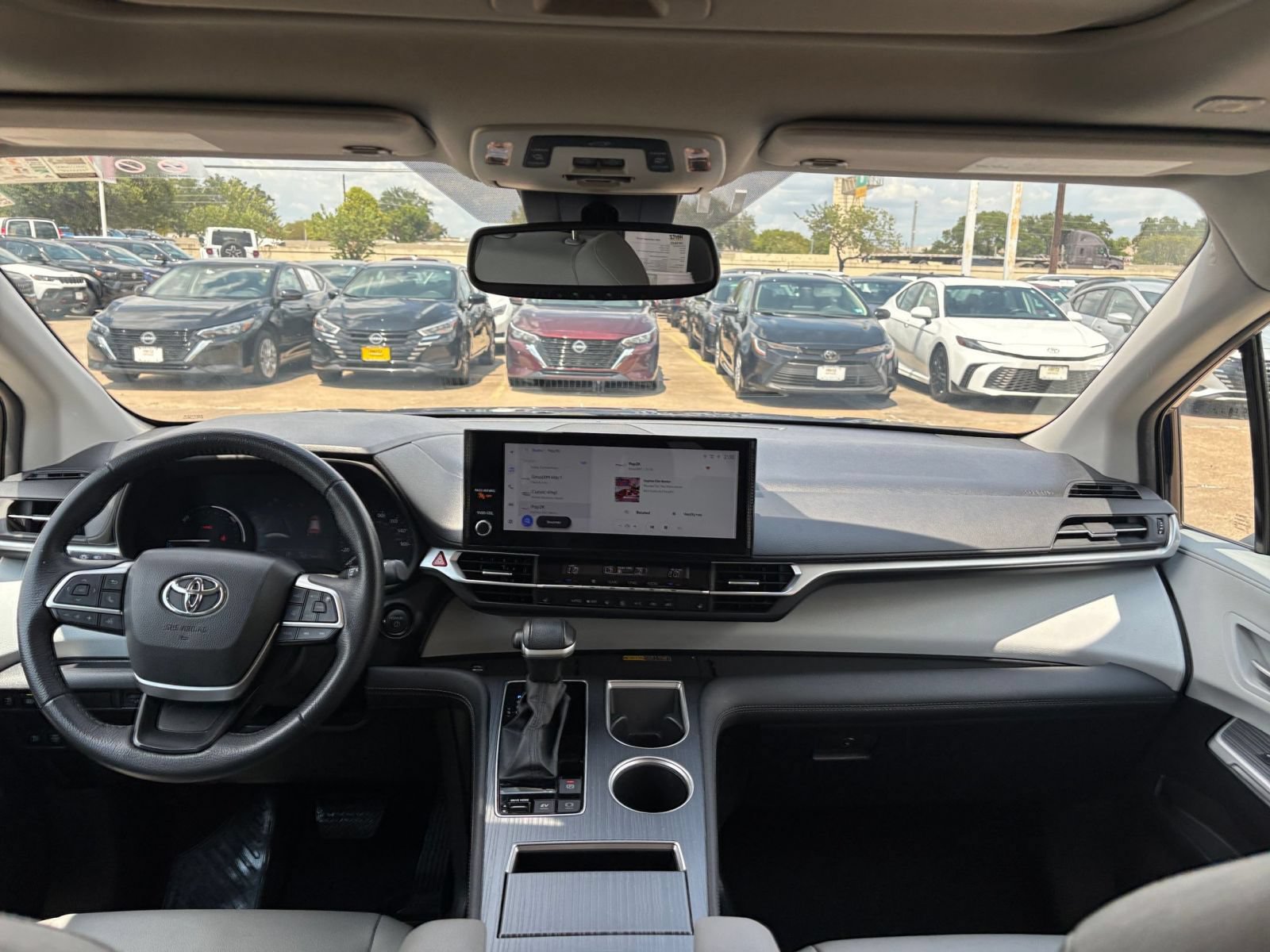 Used 2025 Toyota Sienna XLE FWD image 35