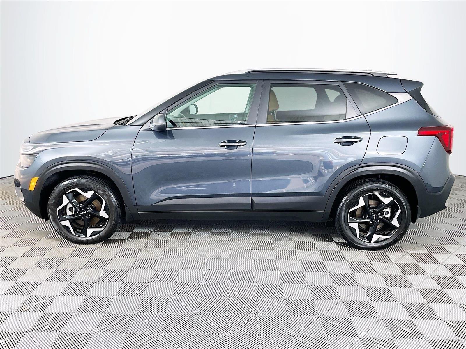 Certified 2025 Kia Seltos EX w/ EX Sunroof Package AWD/4WD image 4