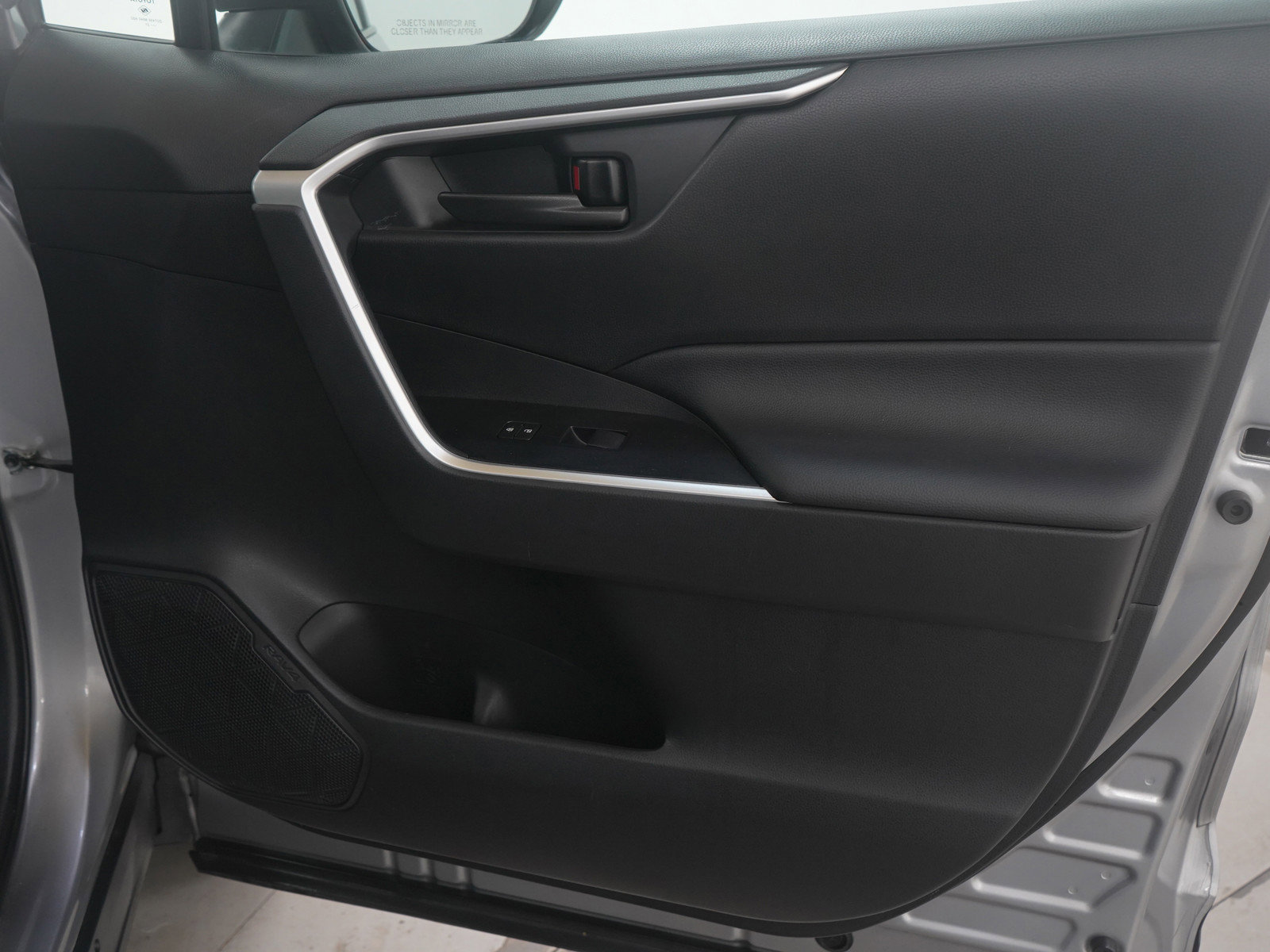 Used 2021 Toyota RAV4 LE image 9